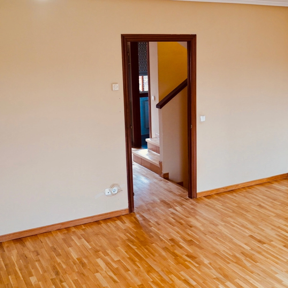 Pulido y barnizado de suelo en vivienda de Pola de Siero
